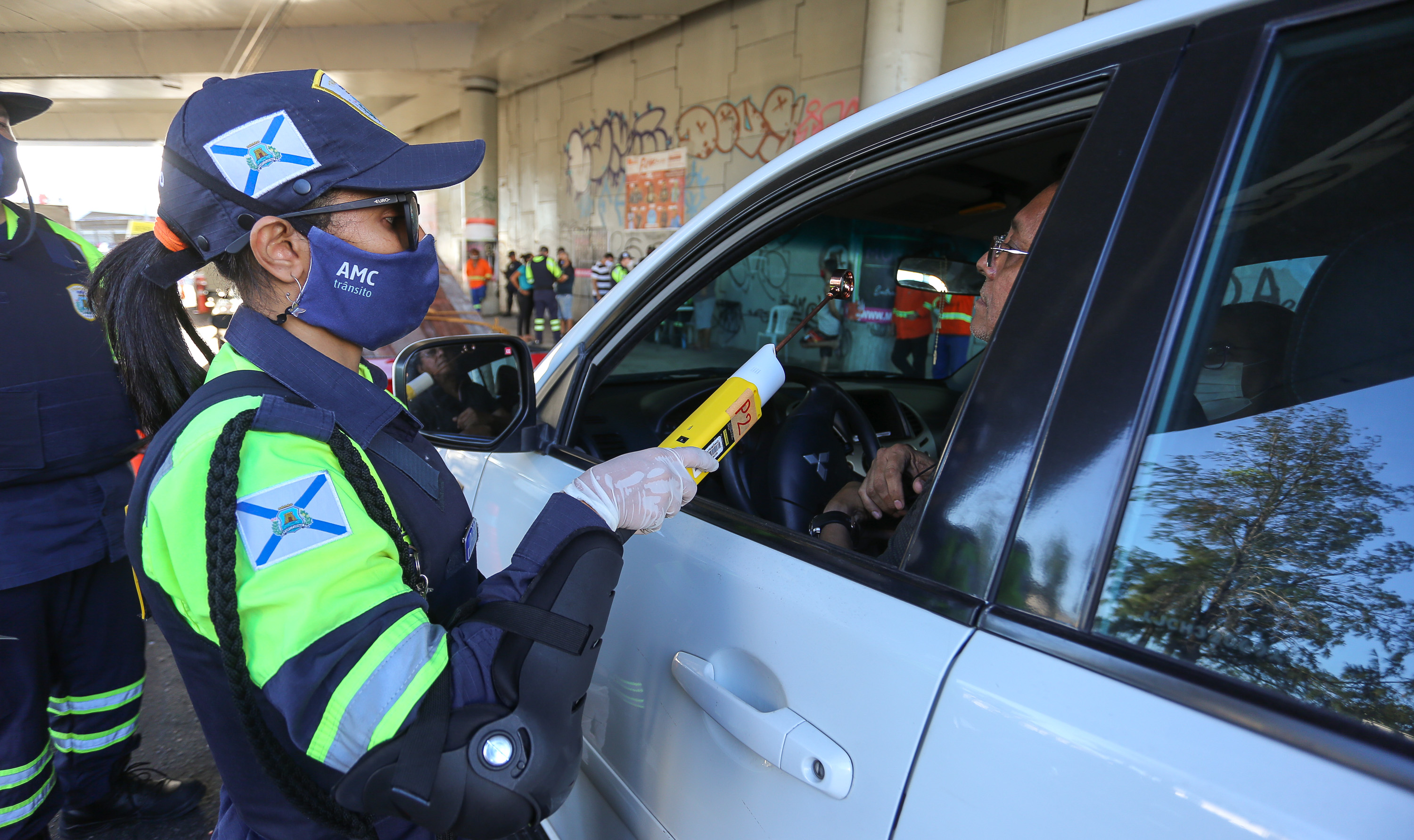 homem fazendo o teste do bafômetro